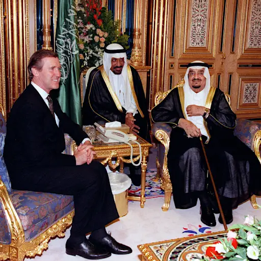 国防部长威廉·科恩于1998年10月13日在Al-Yamamah Palace,利雅得阿拉伯州立亚马拉宫(Al-Yamamah Palace)与沙特阿拉伯的Al-Yamamah Palace国王举行