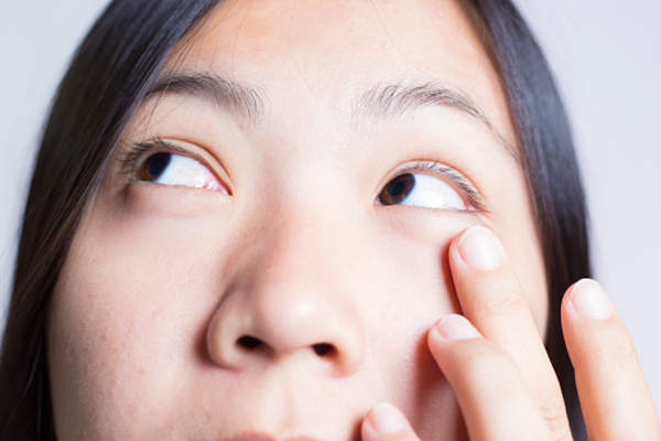女人揉着眼睛