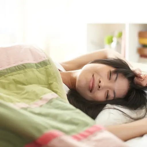 年轻女子的头部睡在她的背上。