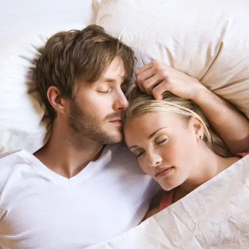 幸福的夫妇平静地睡觉。