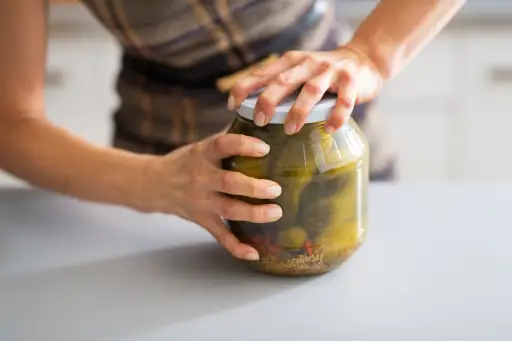一个试图打开泡菜罐的女人。
