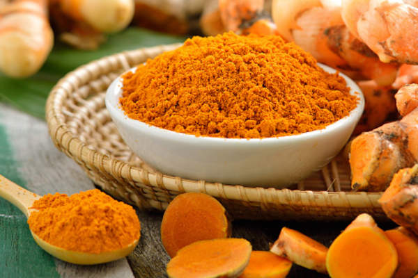 姜黄根在一个篮子里。