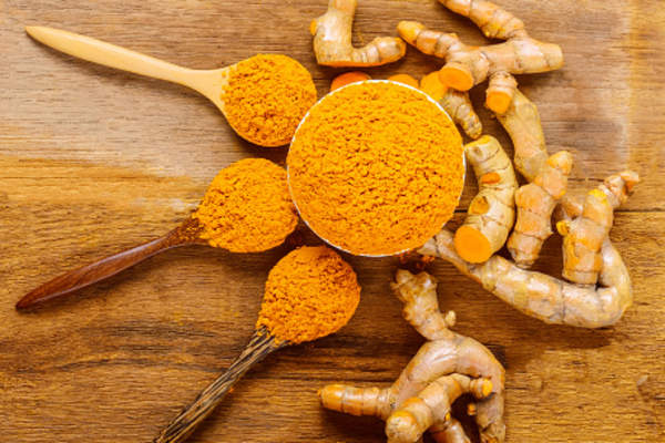 姜黄根与木背景姜黄粉。