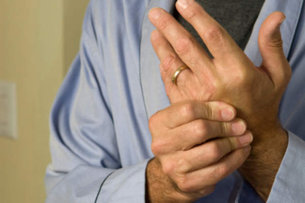 男子双手捶胸顿足的痛苦。