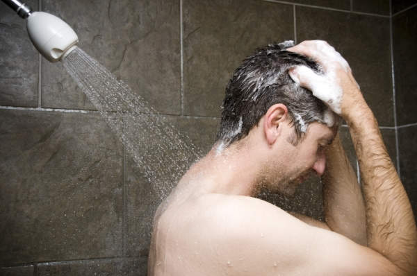 男子洗头淋浴间。