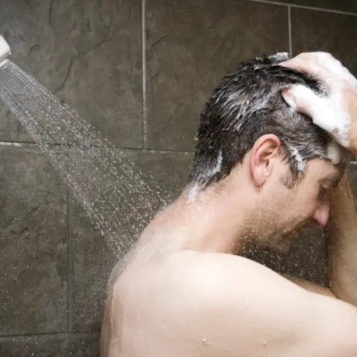 男人洗在淋浴的头发。