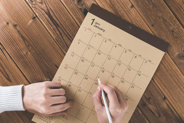 在日历上写字。