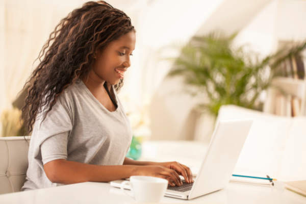 年轻女子在网上获取有用的信息。