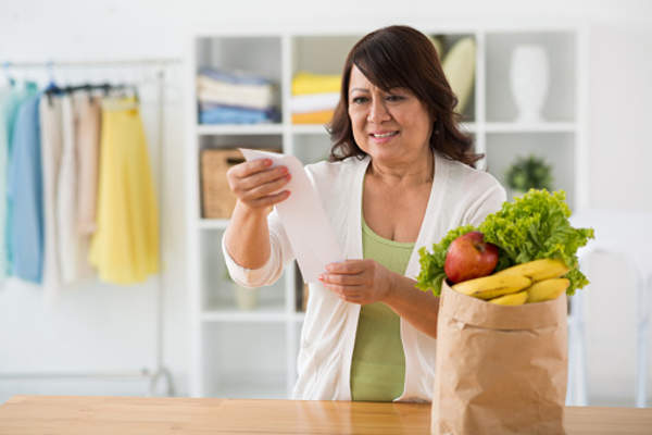 女人在杂货店收据。