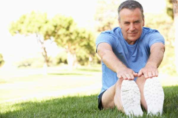 男子拉伸在园区外运行前。