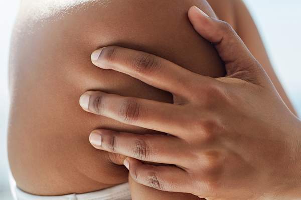 女人的手拿着上臂