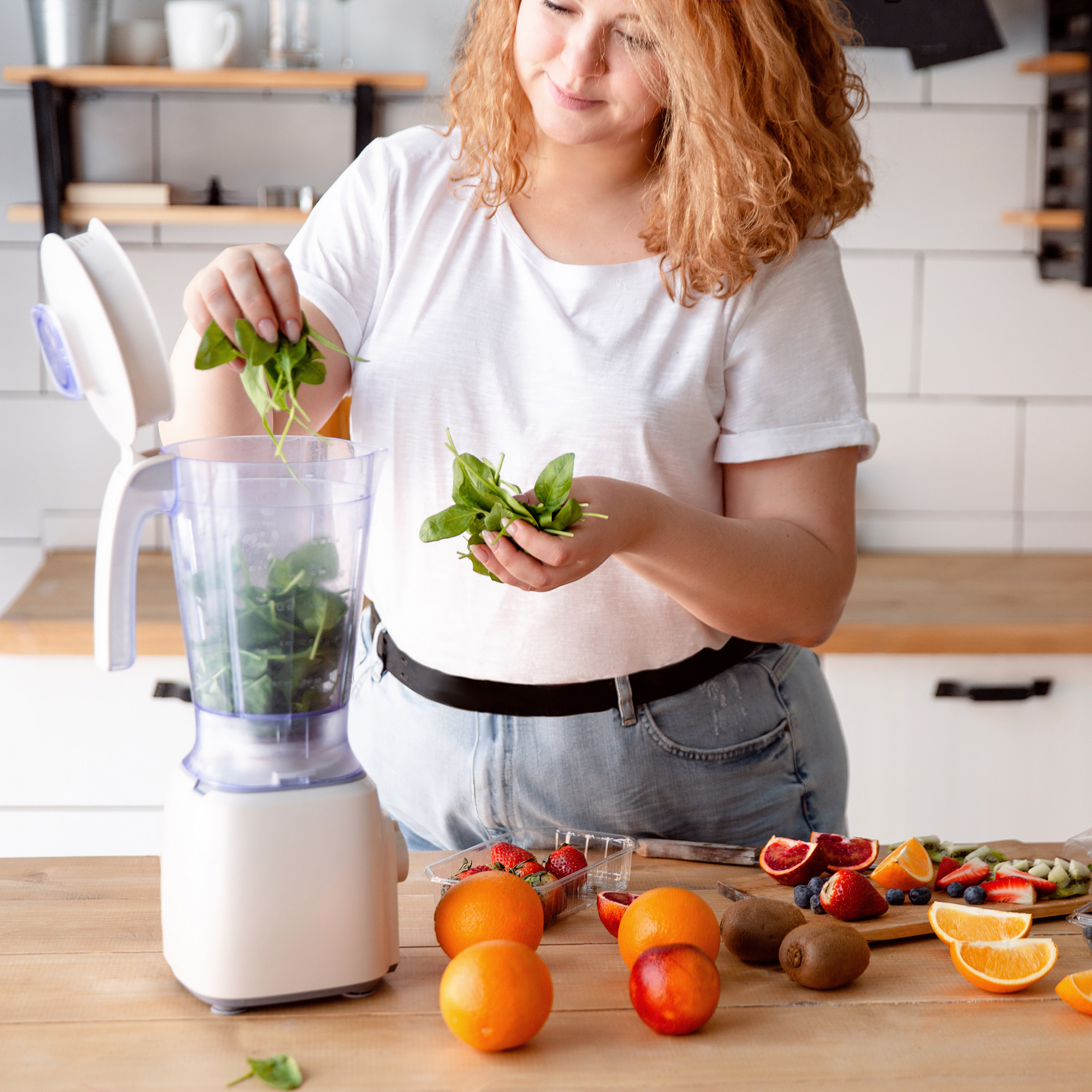 女人在家里厨房准备冰沙