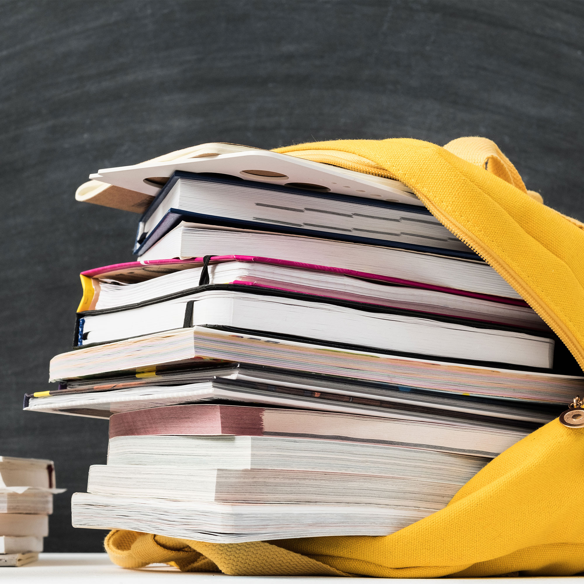 一个装满书的背包