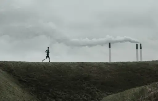 跑与空气污染的人在背景中
