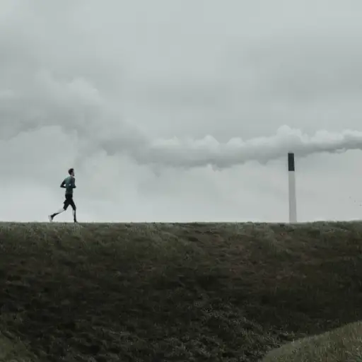 在空气污染的背景下奔跑的人