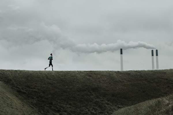 背景是空气污染的人在跑步