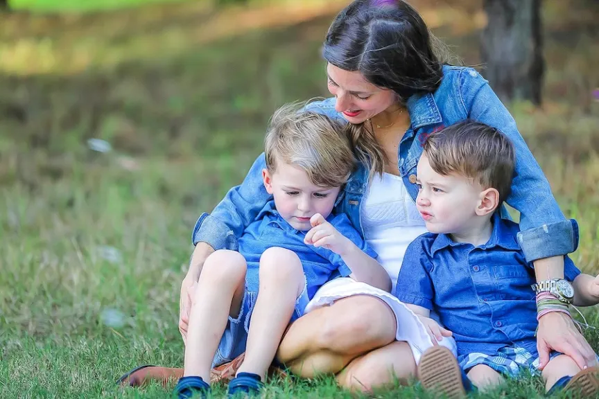 塞布丽娜与两个男孩-夏季2019-pre化疗照片由克里斯蒂墨菲。jpg