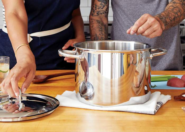 夫妇俩做饭的特写