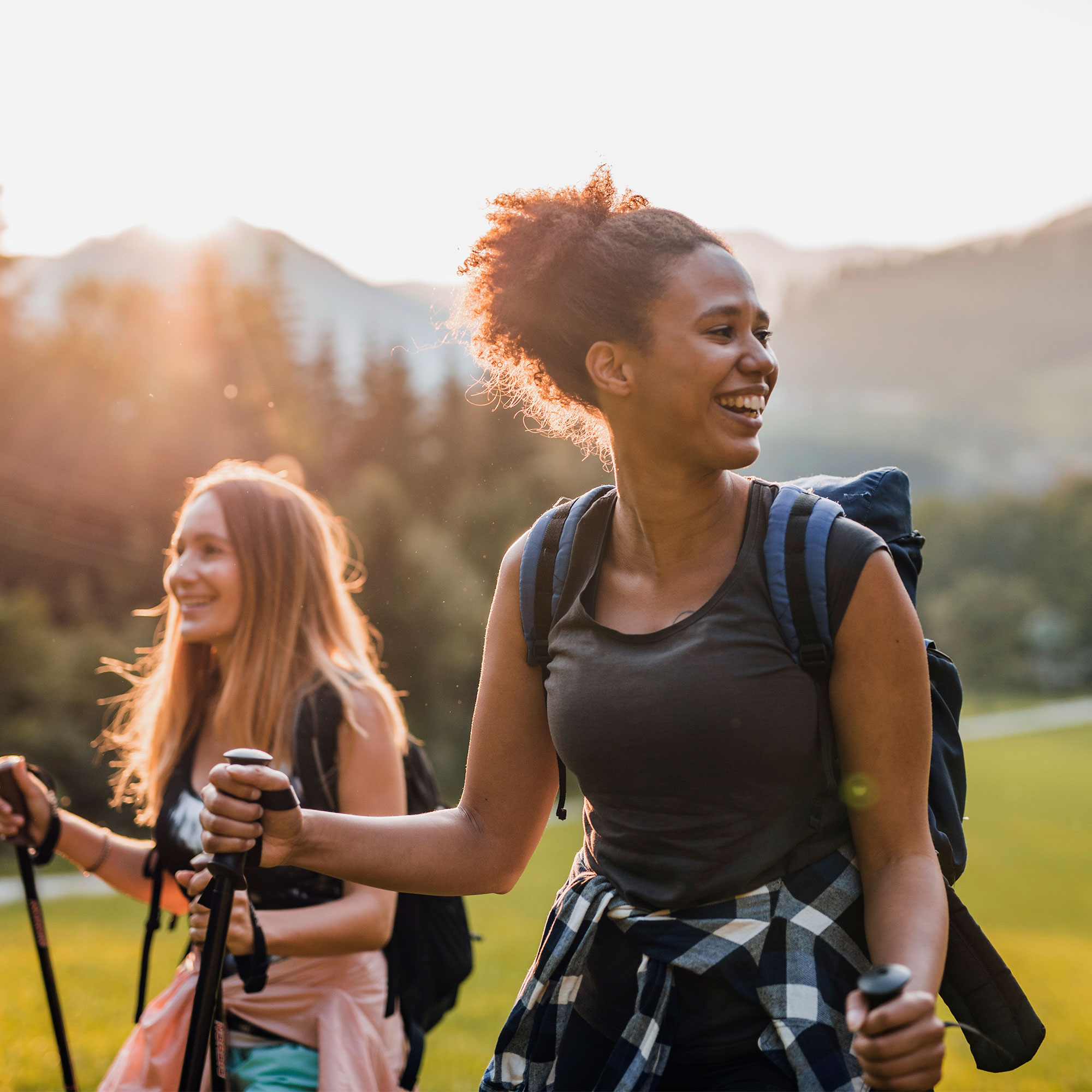 两名女子徒步旅行
