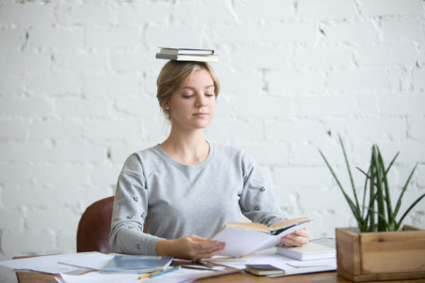 女人的平衡书在她的头上
