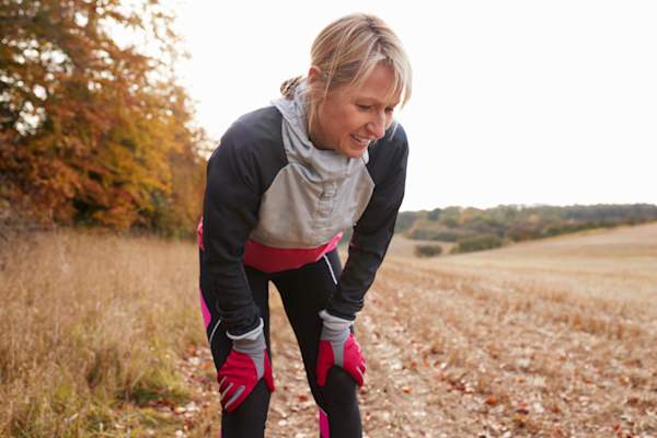 成熟女性的亚军会暂停呼吸期间练习在伍兹