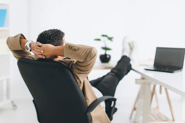 年轻人在办公室轻松