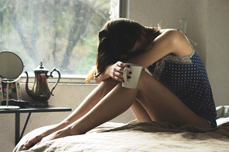 不幸的女人感觉不舒服,她早上床。