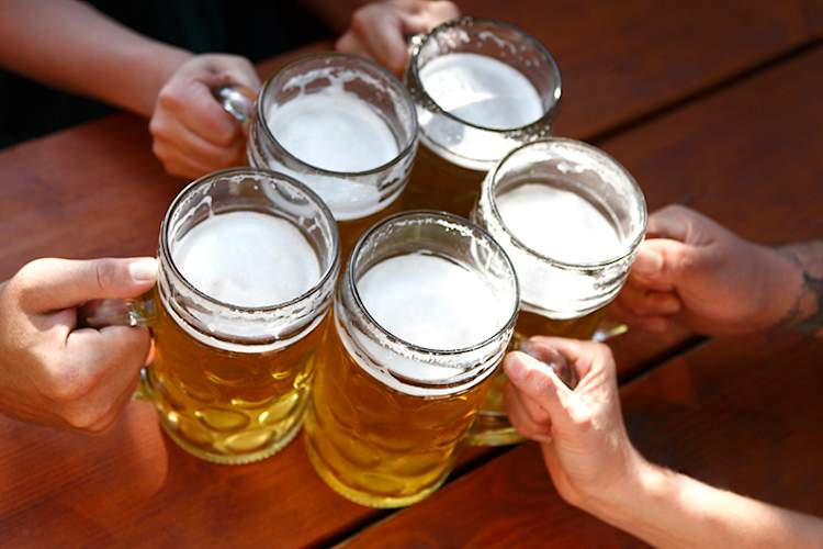 在与啤酒眼镜祝酒酒吧。