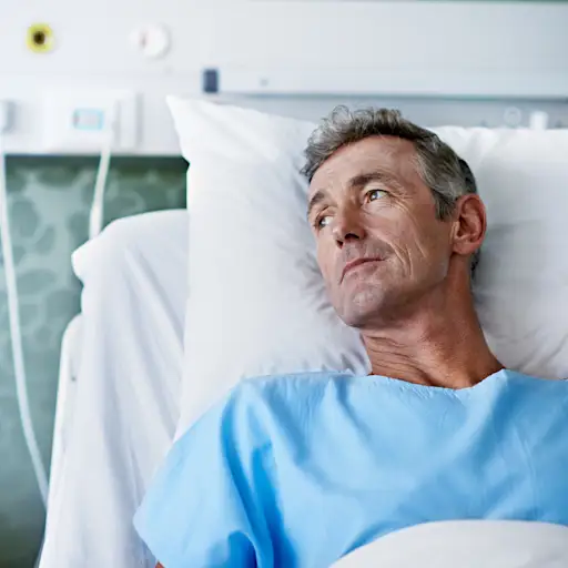 老人在医院病床上