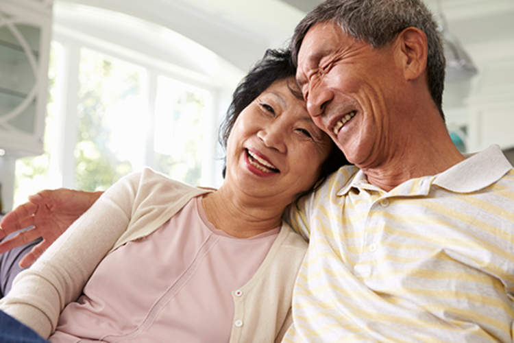 高级夫妇在家中一起微笑