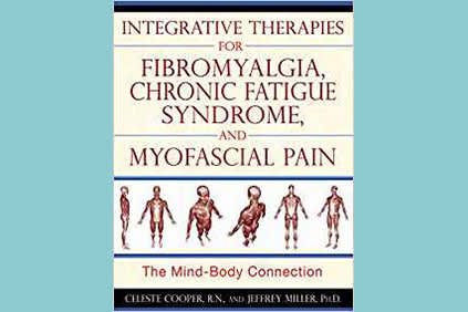 《纤维肌痛、慢性疲劳综合症和肌筋膜疼痛的综合疗法:身心联系》，作者:Celeste Cooper cover。