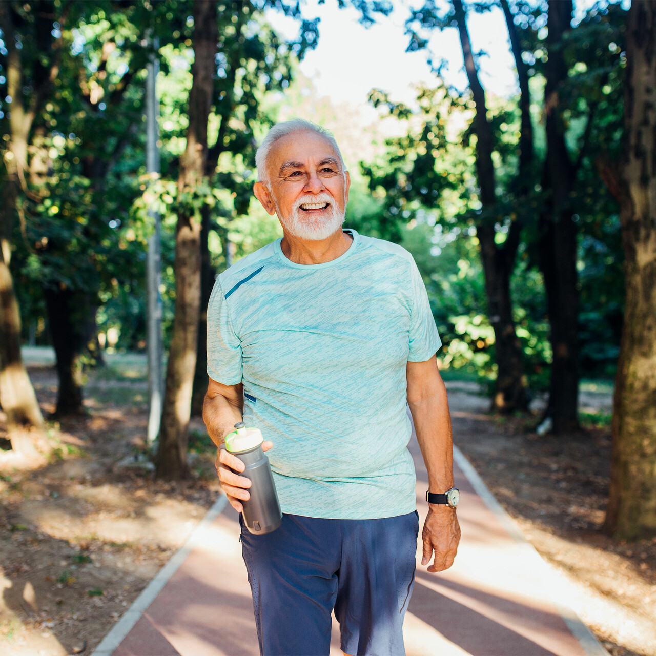 一个男人拥有一个水瓶,在外面散步