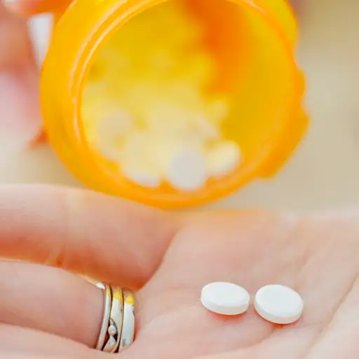 一位女士正在服用抗恶心的药物。