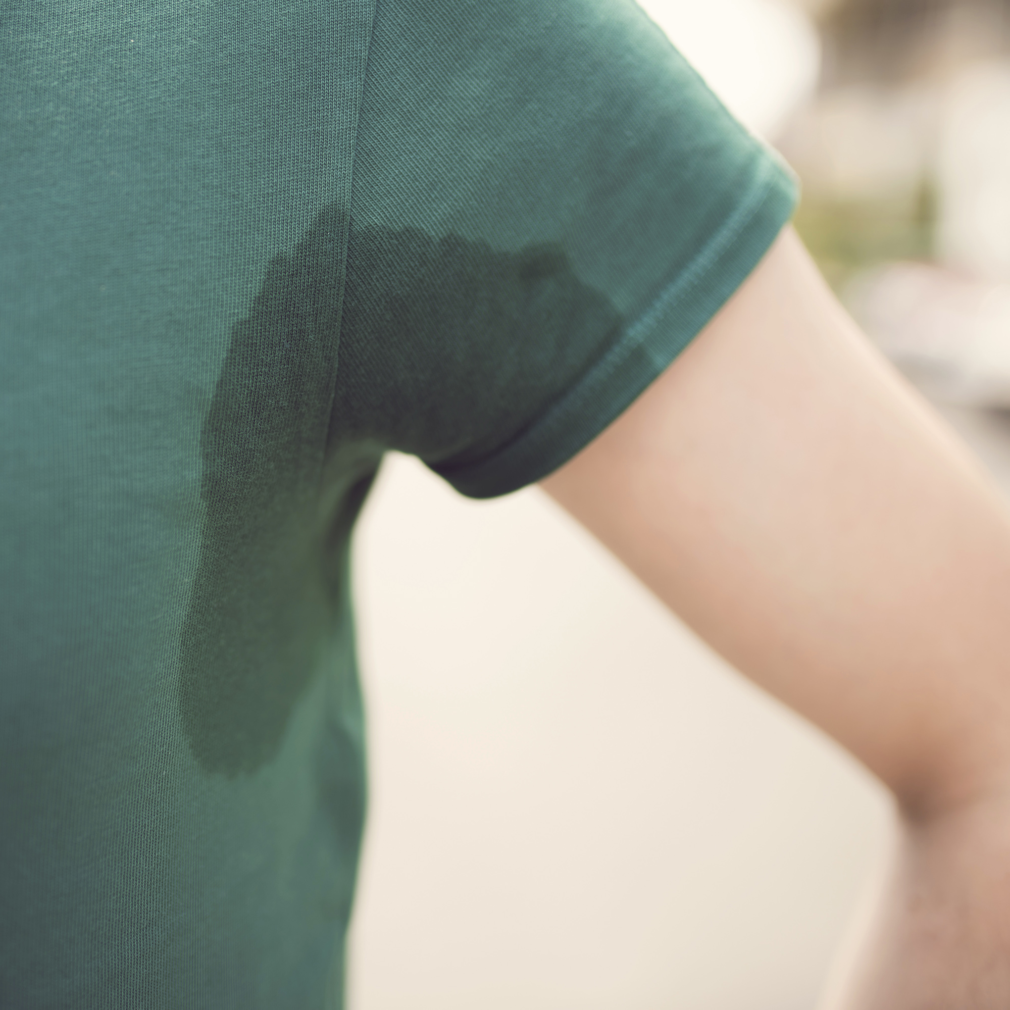 一个男人汗津津的腋窝特写