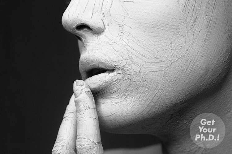 涂满颜料的女人用贴纸摸脸