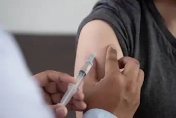 戴着手套的医生手闭合疫苗