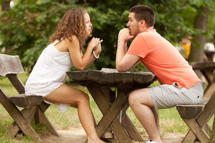 新夫妇正在认真讨论。