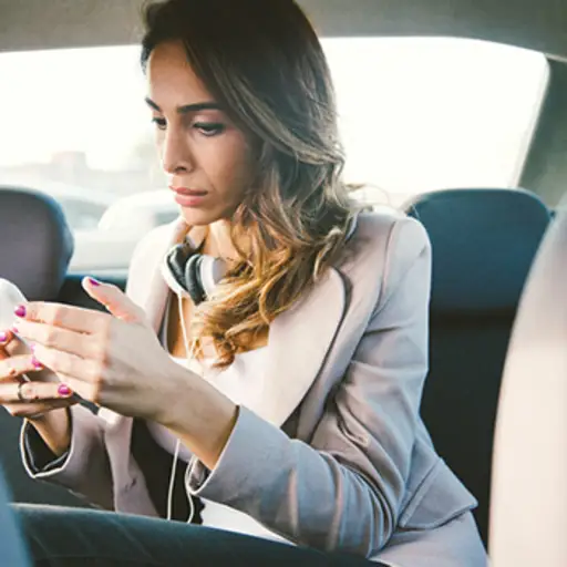 焦虑的女人在手机上。