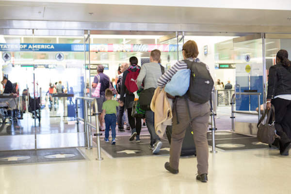 人们进入机场海关