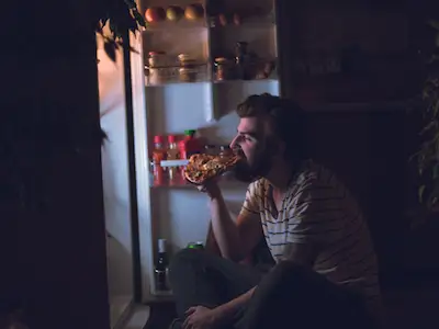 男子午夜吃冰箱。