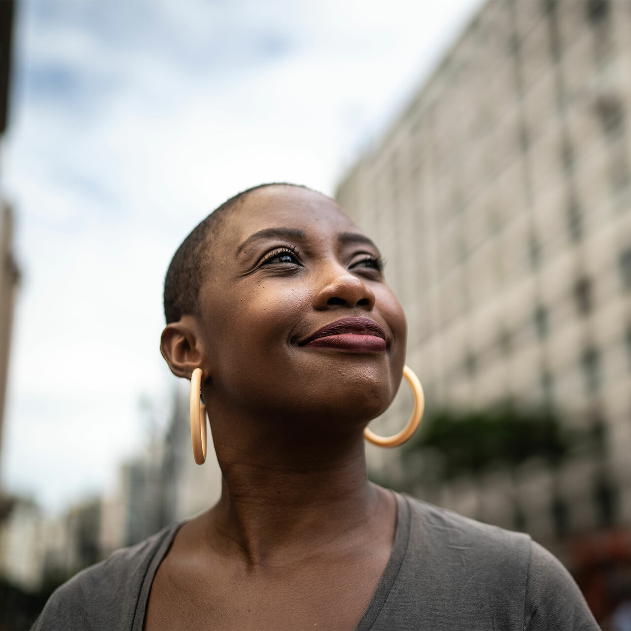 一个充满希望的女人抬起头