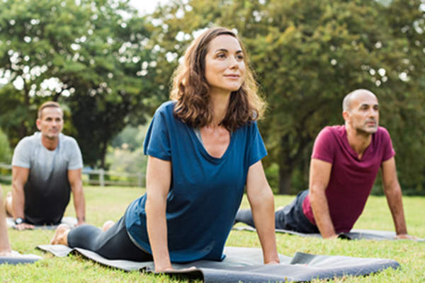 在公园里练瑜伽