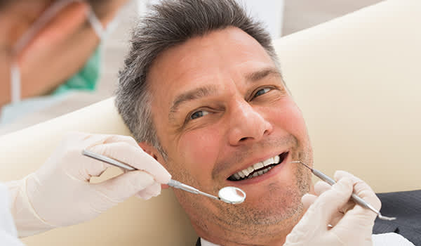 一个中年男人在牙医诊所。