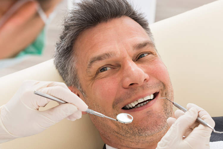 中年男子在牙科诊所。