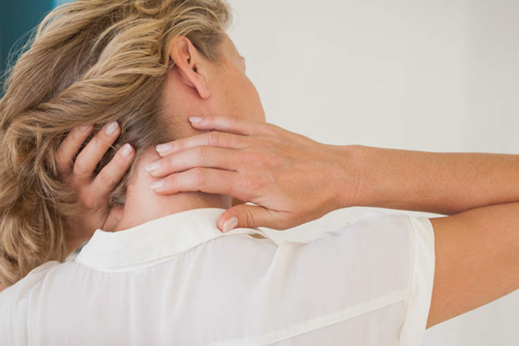 女人摸着她的后颈。