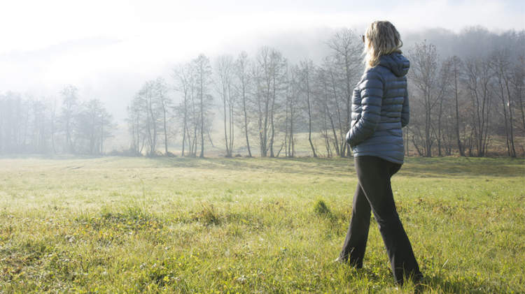 一个女人在田野里散步。