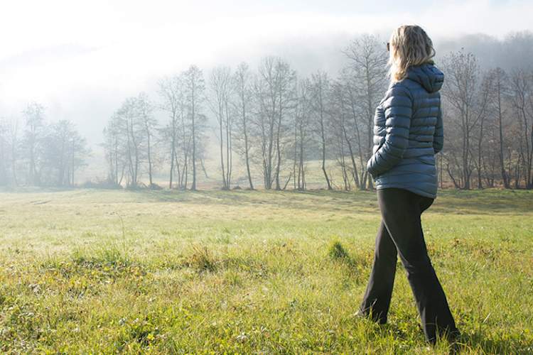 一个女人在田野里散步。