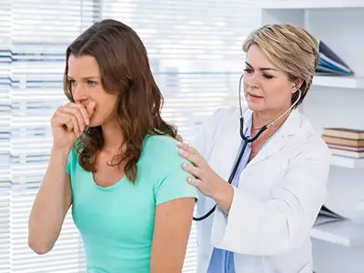年轻女子咳嗽时，医生听肺。