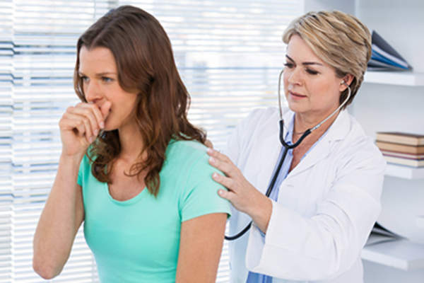 医生检查咳嗽听诊器病人