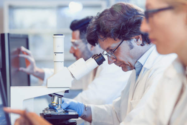 科学家研究新的治疗方法。